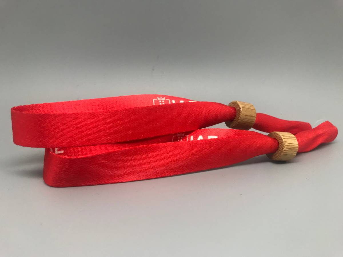 Bracelet tissu rouge RECYCLÉ 
avec bague bambou usage unique