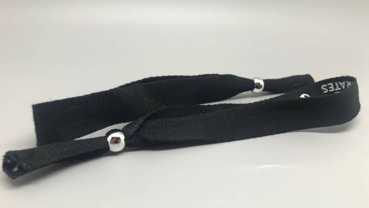Bracelet tissu noir avec bague ronde réutilisable argent